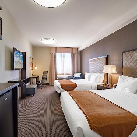 Acclaim Hotel By Clique YYC Екстериор снимка