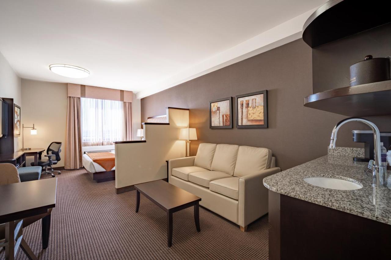 Acclaim Hotel By Clique YYC Екстериор снимка