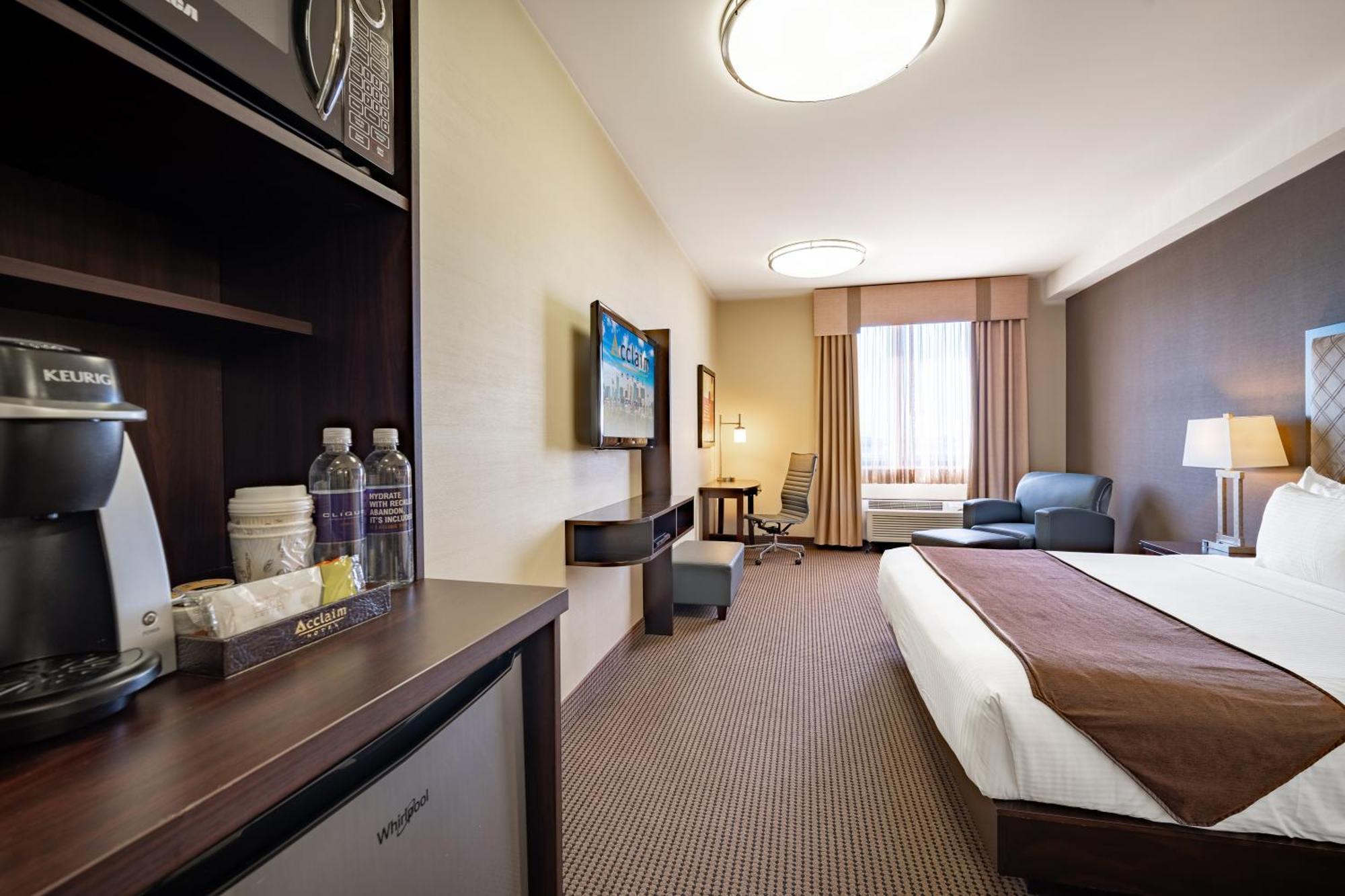 Acclaim Hotel By Clique YYC Екстериор снимка