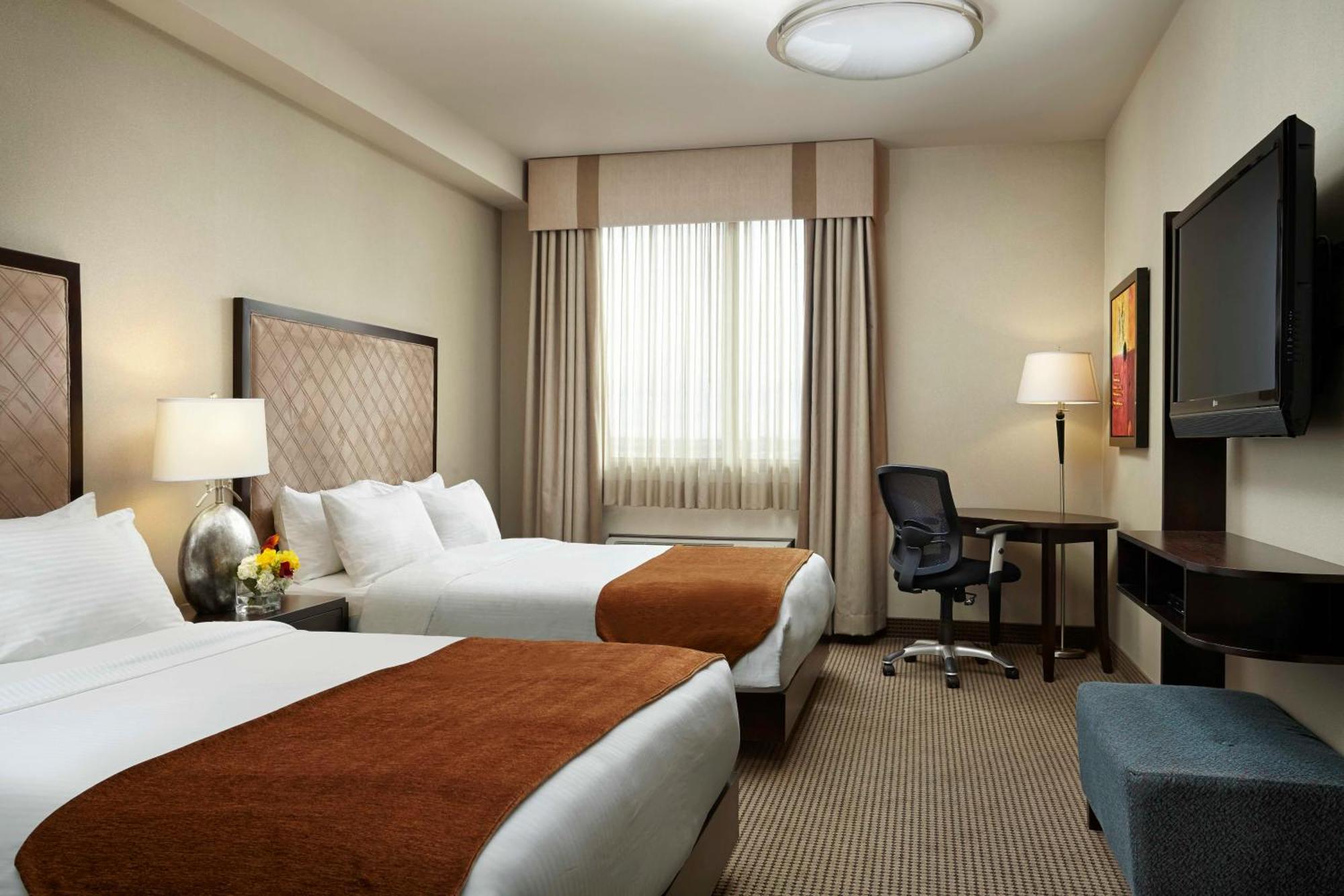 Acclaim Hotel By Clique YYC Екстериор снимка