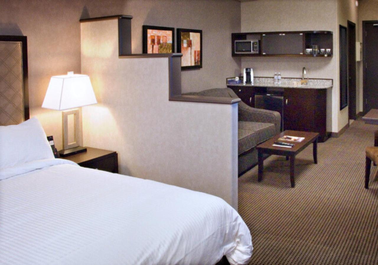 Acclaim Hotel By Clique YYC Екстериор снимка