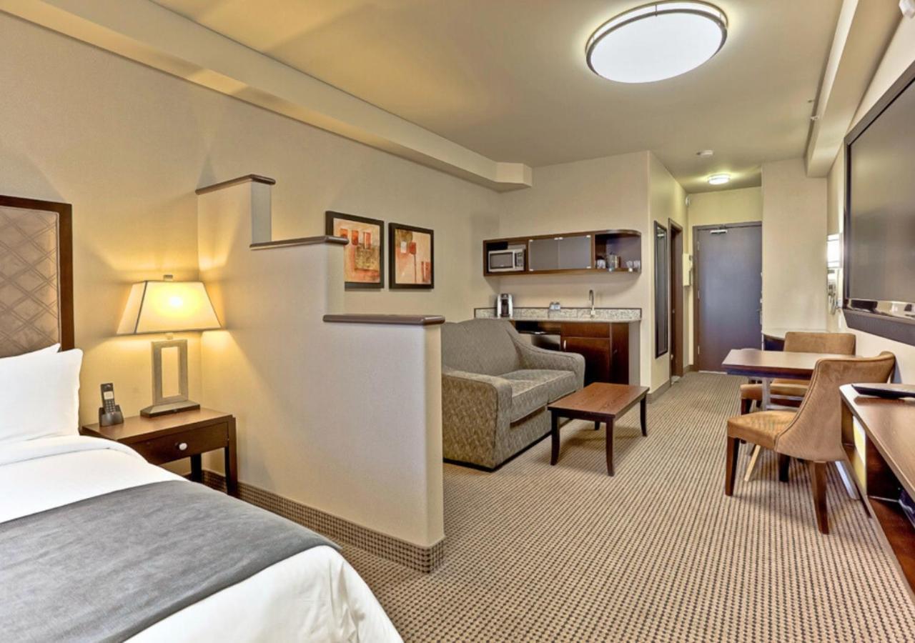 Acclaim Hotel By Clique YYC Екстериор снимка