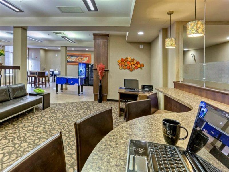 Acclaim Hotel By Clique YYC Екстериор снимка
