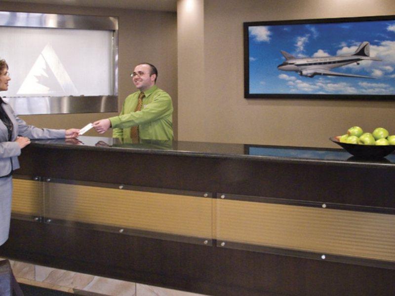 Acclaim Hotel By Clique YYC Екстериор снимка