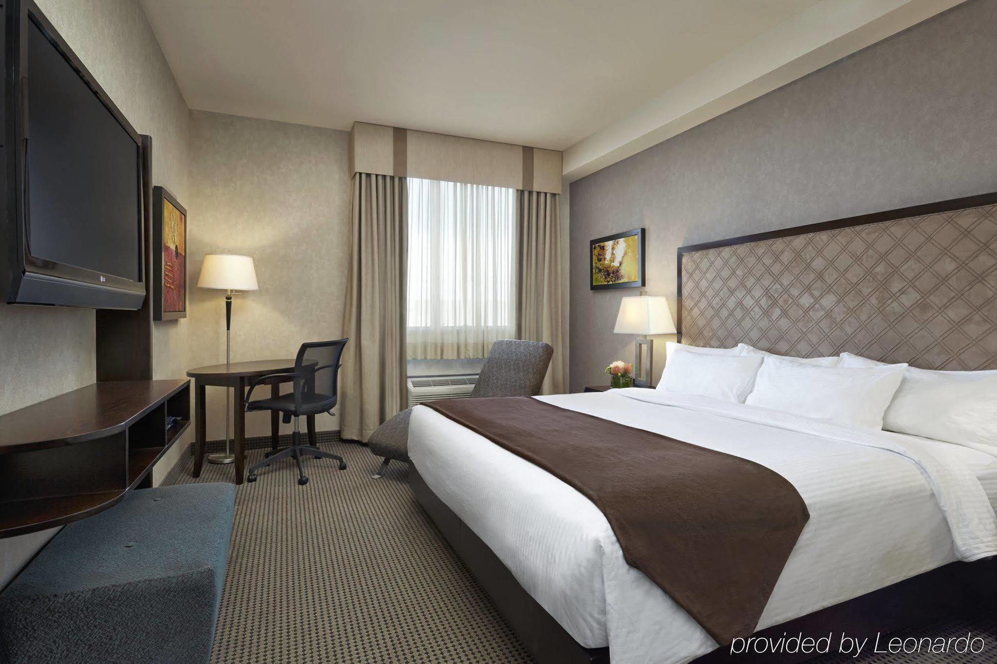 Acclaim Hotel By Clique YYC Екстериор снимка