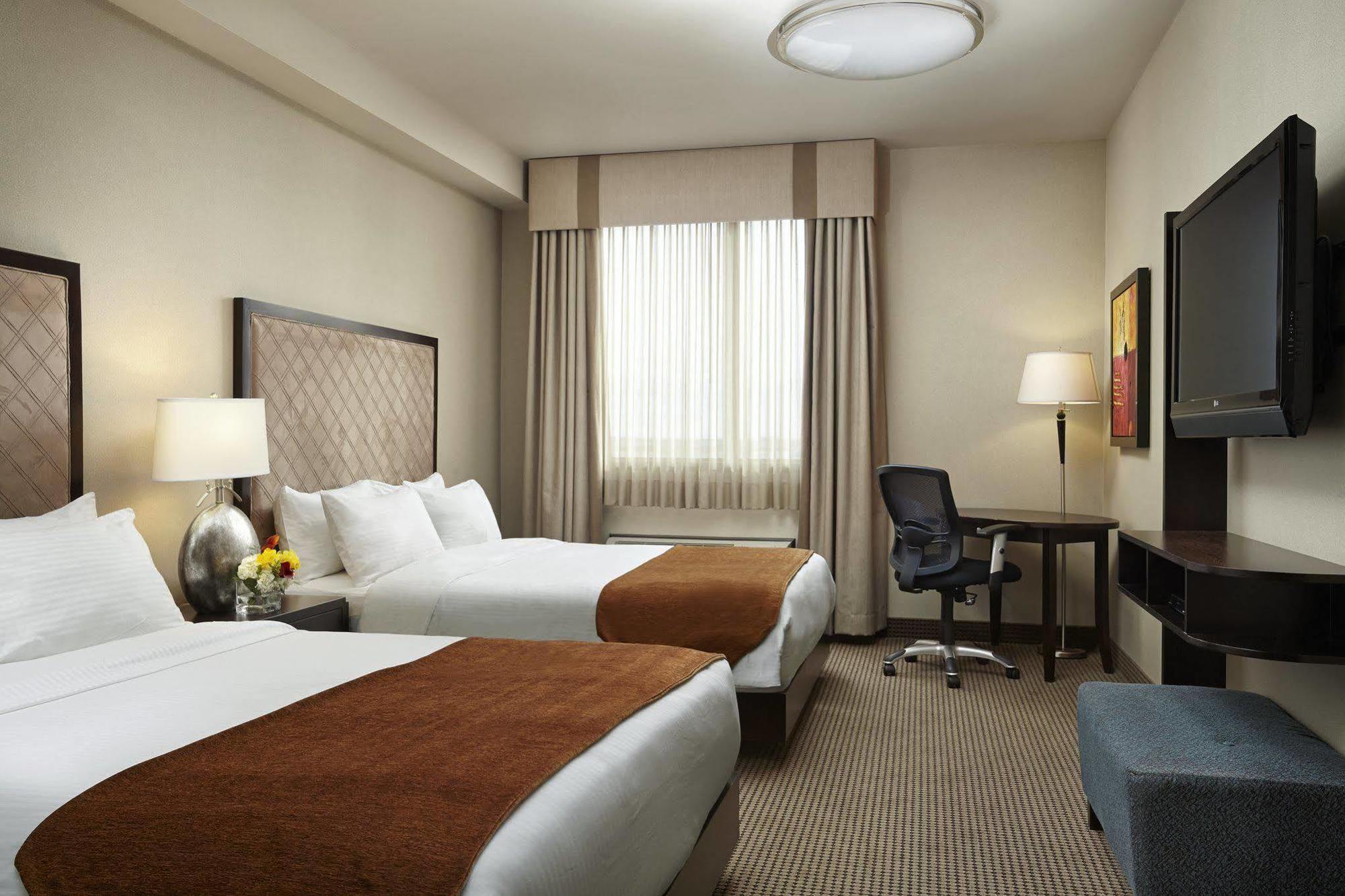 Acclaim Hotel By Clique YYC Екстериор снимка
