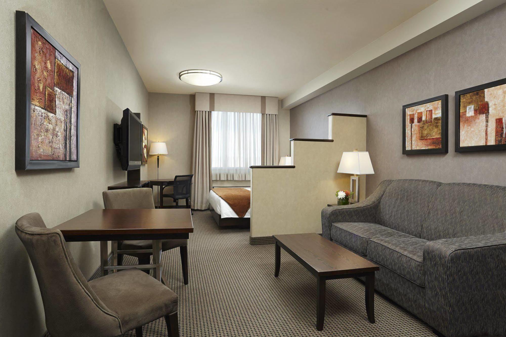 Acclaim Hotel By Clique YYC Екстериор снимка