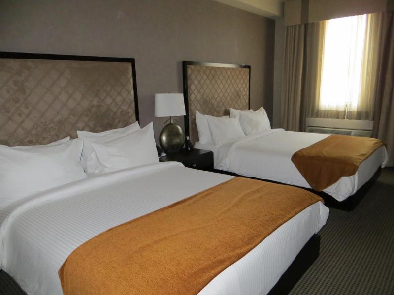 Acclaim Hotel By Clique YYC Екстериор снимка