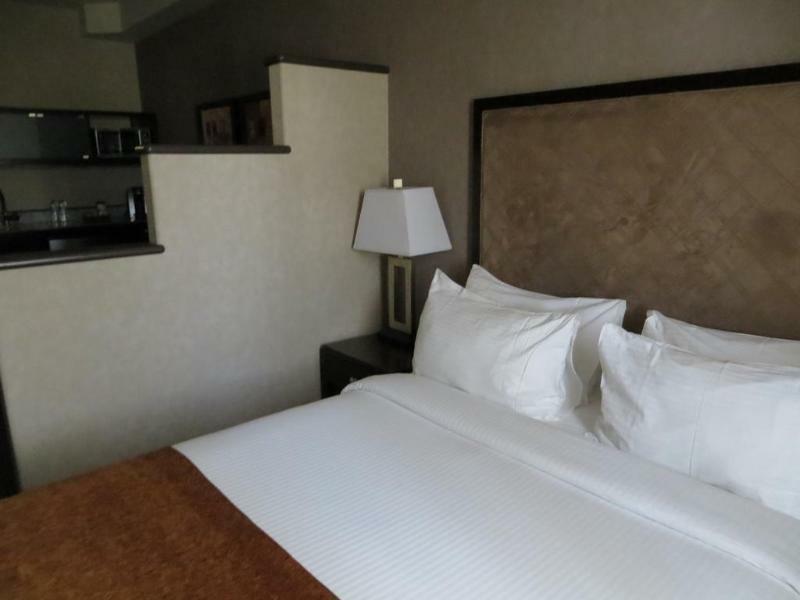 Acclaim Hotel By Clique YYC Екстериор снимка